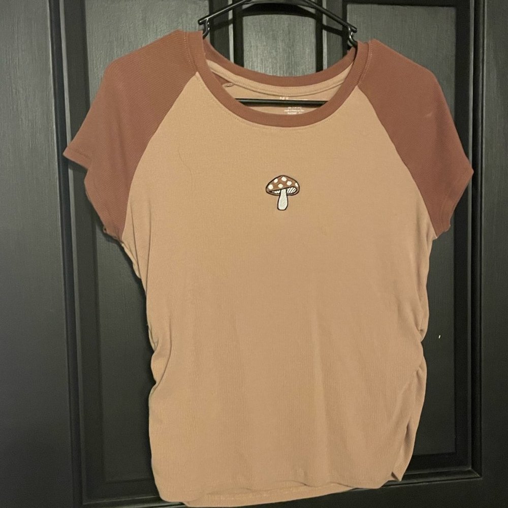 No Boundaries, Women's XL brown t-shirt with mushroom design